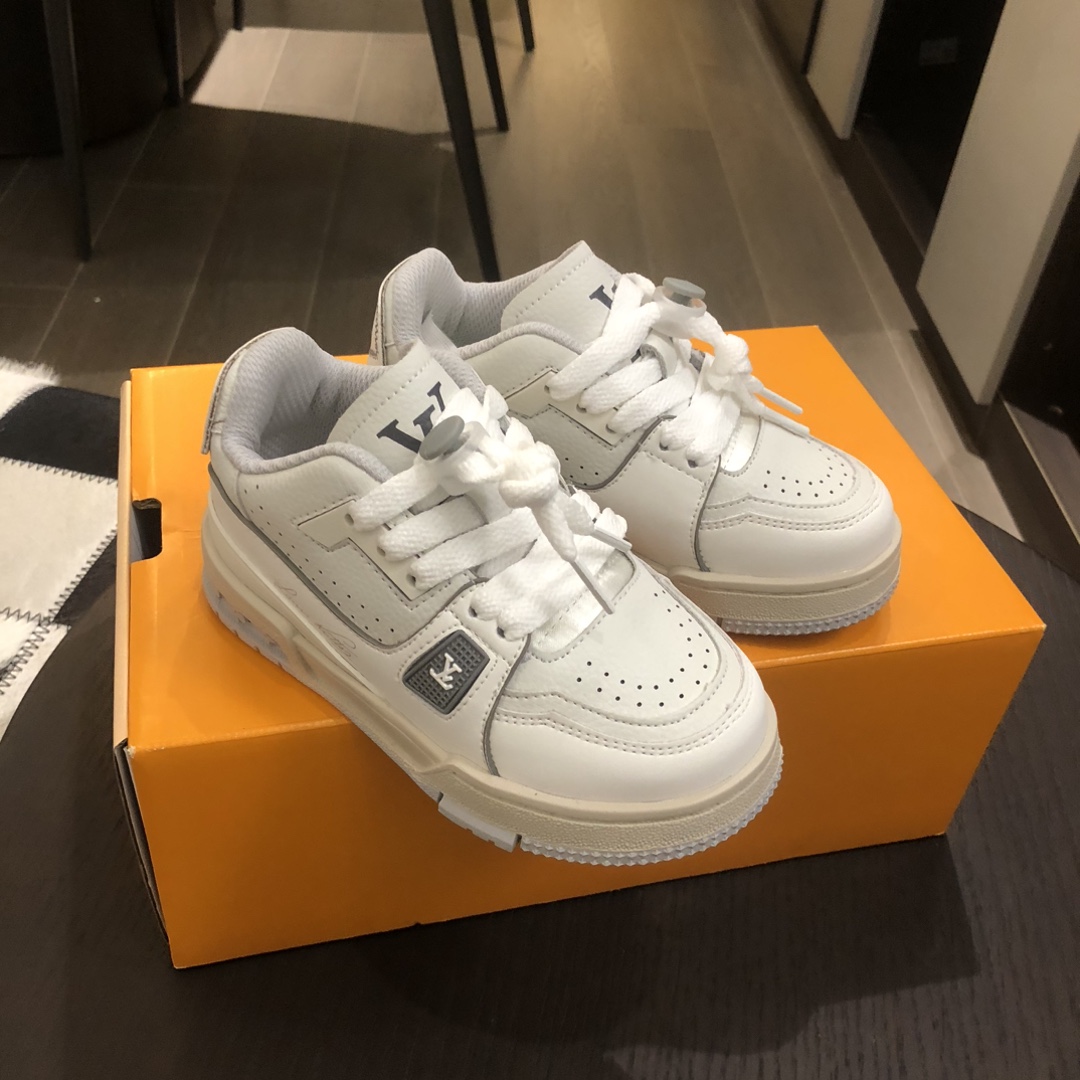Children's shoes child